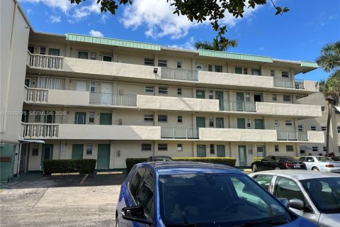 Condo in Hallandale Beach, Florida, 1 bedroom  № 2030689 - photo 3