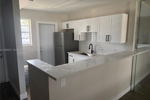 Condo in Hallandale Beach, Florida, 1 bedroom  № 2030689 - photo 5