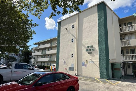 Condo in Hallandale Beach, Florida, 1 bedroom  № 2030689 - photo 2