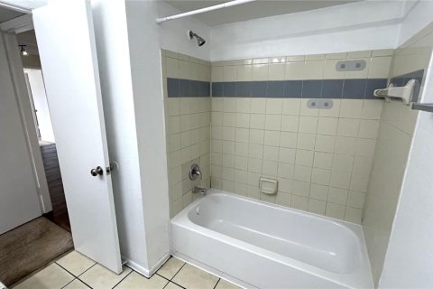 Condominio en alquiler en Orlando, Florida, 2 dormitorios, 80.27 m2 № 1917490 - foto 11