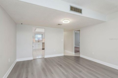 Condo in Dunedin, Florida, 2 bedrooms № 2141887 - photo 21