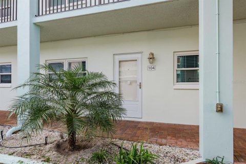 Condo in Dunedin, Florida, 2 bedrooms № 2141887 - photo 12