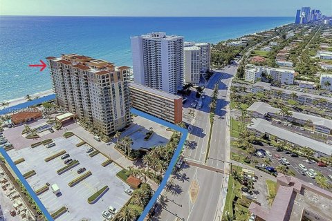 Condo in Hallandale Beach, Florida, 3 bedrooms  № 1889798 - photo 22