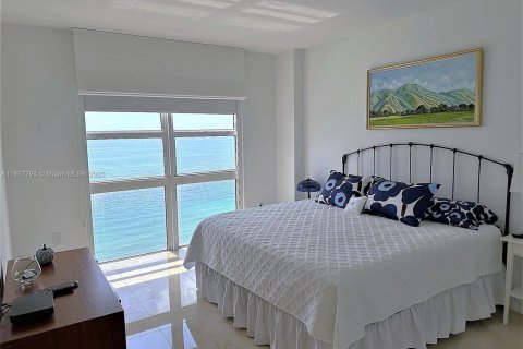 Condo in Hallandale Beach, Florida, 3 bedrooms  № 1889798 - photo 11