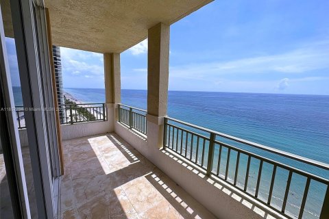 Condo in Hallandale Beach, Florida, 3 bedrooms  № 1889798 - photo 3