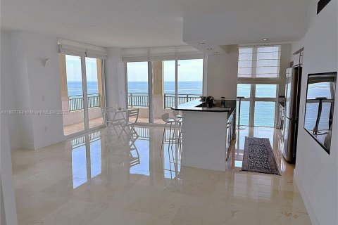 Condo in Hallandale Beach, Florida, 3 bedrooms  № 1889798 - photo 10