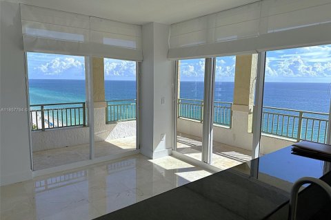 Condo in Hallandale Beach, Florida, 3 bedrooms  № 1889798 - photo 7