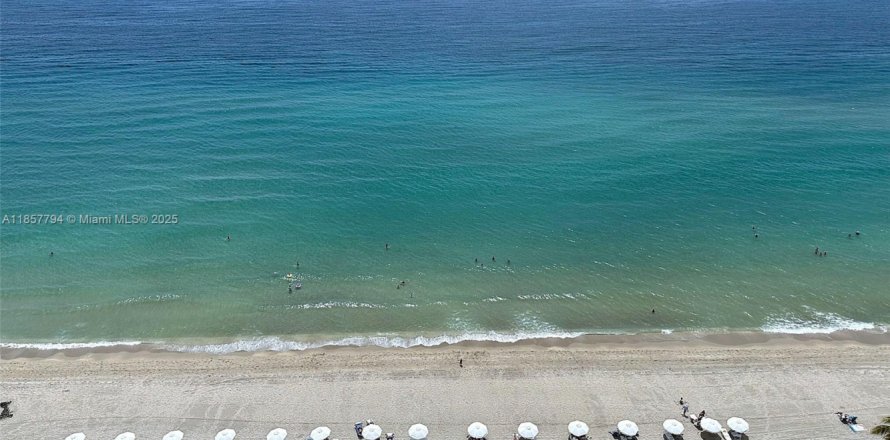 Condo in Hallandale Beach, Florida, 3 bedrooms  № 1889798