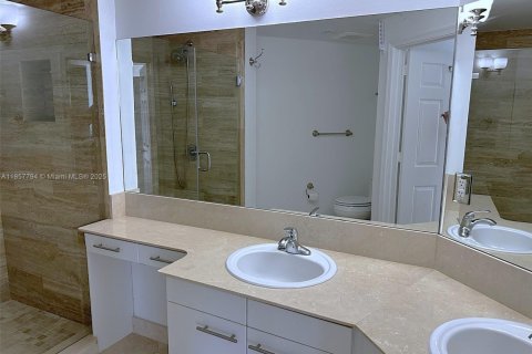 Condo in Hallandale Beach, Florida, 3 bedrooms  № 1889798 - photo 14