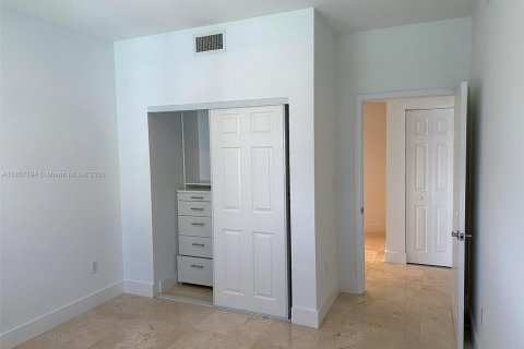 Condo in Hallandale Beach, Florida, 3 bedrooms  № 1889798 - photo 19