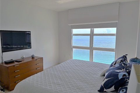 Condo in Hallandale Beach, Florida, 3 bedrooms  № 1889798 - photo 12