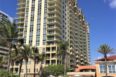 Condo in Hallandale Beach, Florida, 3 bedrooms  № 1889798 - photo 28