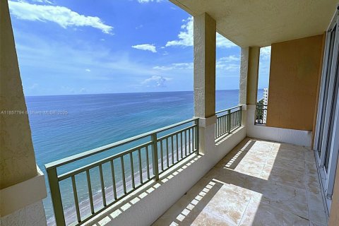 Condo in Hallandale Beach, Florida, 3 bedrooms  № 1889798 - photo 2