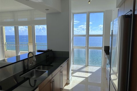 Condo in Hallandale Beach, Florida, 3 bedrooms  № 1889798 - photo 9