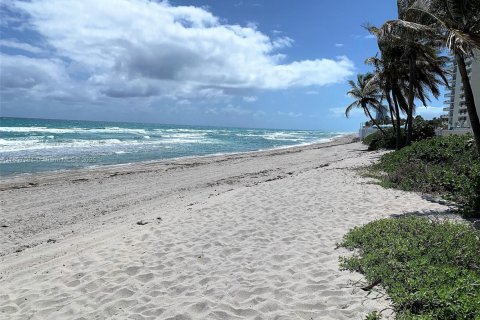 Condo in Hallandale Beach, Florida, 3 bedrooms  № 1889798 - photo 27