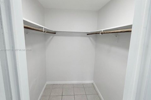 Villa ou maison à louer à Miami, Floride: 1 chambre, 810.39 m2 № 2078399 - photo 11