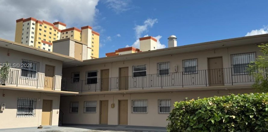 Villa ou maison à Miami, Floride 1 chambre, 810.39 m2 № 2078399