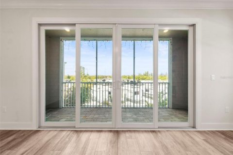 Townhouse in Saint Petersburg, Florida 3 bedrooms, 214.6 sq.m. № 2219070 - photo 15