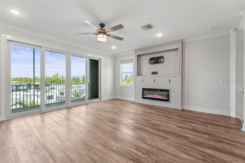 Townhouse in Saint Petersburg, Florida 3 bedrooms, 214.6 sq.m. № 2219070 - photo 6