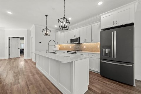 Townhouse in Saint Petersburg, Florida 3 bedrooms, 214.6 sq.m. № 2219070 - photo 8