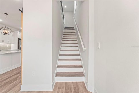 Townhouse in Saint Petersburg, Florida 3 bedrooms, 214.6 sq.m. № 2219070 - photo 24