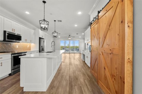 Townhouse in Saint Petersburg, Florida 3 bedrooms, 214.6 sq.m. № 2219070 - photo 11