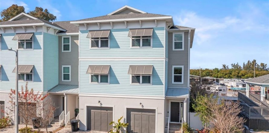 Townhouse in Saint Petersburg, Florida 3 bedrooms, 214.6 sq.m. № 2219070