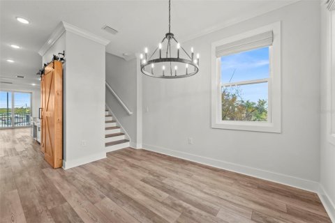 Townhouse in Saint Petersburg, Florida 3 bedrooms, 214.6 sq.m. № 2219070 - photo 17