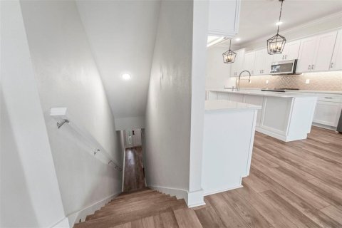 Townhouse in Saint Petersburg, Florida 3 bedrooms, 214.6 sq.m. № 2219070 - photo 4