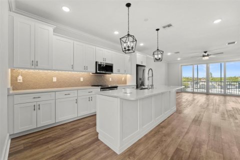 Townhouse in Saint Petersburg, Florida 3 bedrooms, 214.6 sq.m. № 2219070 - photo 14