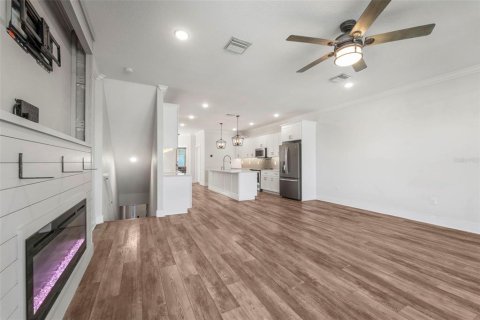 Townhouse in Saint Petersburg, Florida 3 bedrooms, 214.6 sq.m. № 2219070 - photo 9
