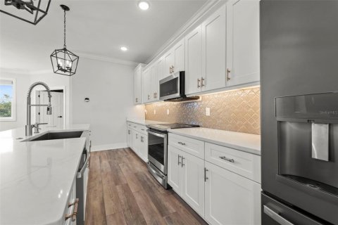 Townhouse in Saint Petersburg, Florida 3 bedrooms, 214.6 sq.m. № 2219070 - photo 13