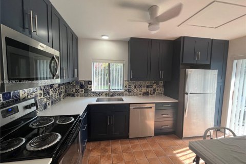 House in Miami, Florida 3 bedrooms, 155.89 sq.m. № 2178570 - photo 12