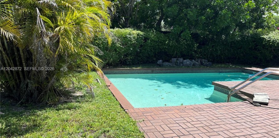 House in Miami, Florida 3 bedrooms, 155.89 sq.m. № 2178570