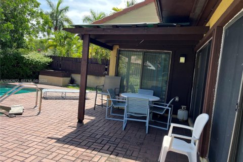 House in Miami, Florida 3 bedrooms, 155.89 sq.m. № 2178570 - photo 4