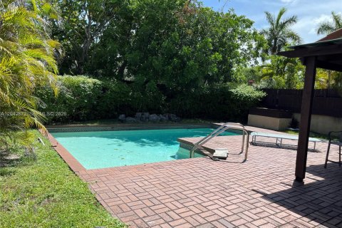 House in Miami, Florida 3 bedrooms, 155.89 sq.m. № 2178570 - photo 2