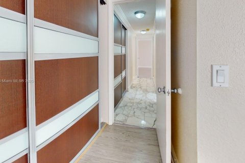 Copropriété à vendre à Hallandale Beach, Floride: 2 chambres, 130.06 m2 № 1966226 - photo 17