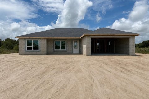 House in Okeechobee, Florida 3 bedrooms, 139.73 sq.m. № 2291561