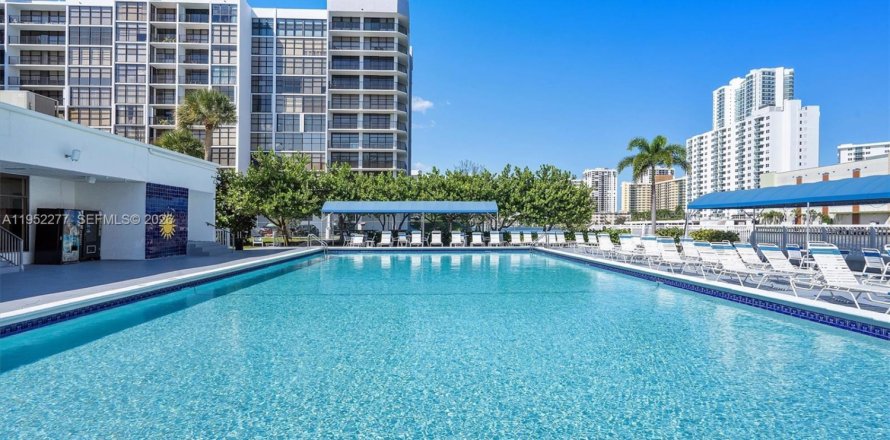 Кондоминиум с 2 спальнями в Халландейл-Бич, Флорида № 2006619