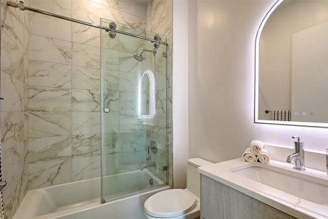 Condo in Sarasota, Florida, 2 bedrooms  № 2143528 - photo 13