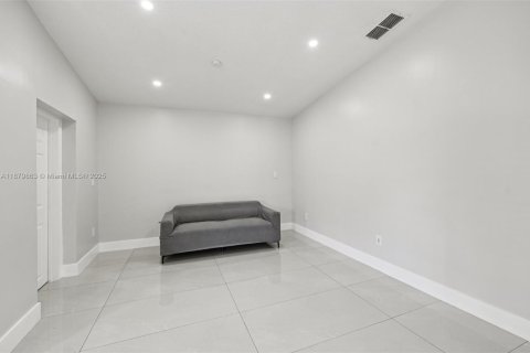 House in Miami, Florida 5 bedrooms, 162.67 sq.m. № 1929601 - photo 7