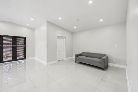 House in Miami, Florida 5 bedrooms, 162.67 sq.m. № 1929601 - photo 9