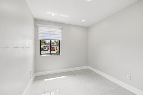House in Miami, Florida 5 bedrooms, 162.67 sq.m. № 1929601 - photo 16