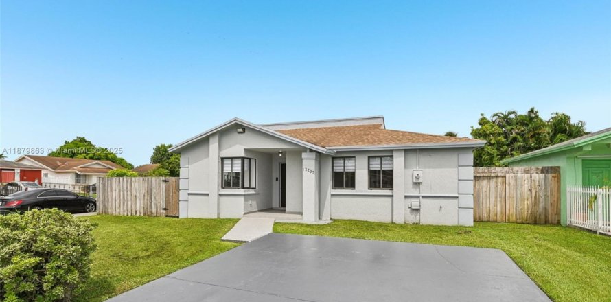 Casa en Miami, Florida 5 dormitorios, 162.67 m2 № 1929601