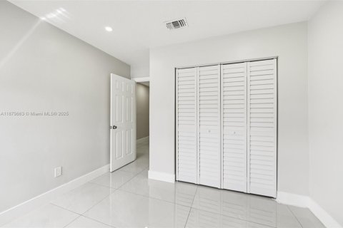 House in Miami, Florida 5 bedrooms, 162.67 sq.m. № 1929601 - photo 19