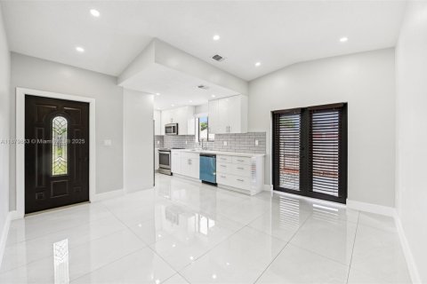 House in Miami, Florida 5 bedrooms, 162.67 sq.m. № 1929601 - photo 6