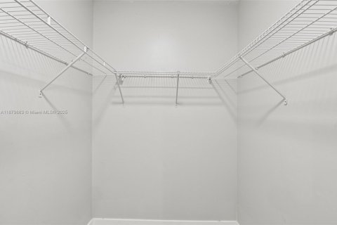 House in Miami, Florida 5 bedrooms, 162.67 sq.m. № 1929601 - photo 25