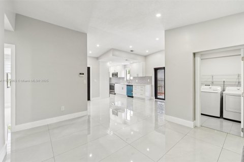 House in Miami, Florida 5 bedrooms, 162.67 sq.m. № 1929601 - photo 10