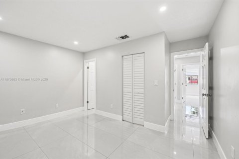 House in Miami, Florida 5 bedrooms, 162.67 sq.m. № 1929601 - photo 23