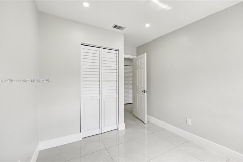 House in Miami, Florida 5 bedrooms, 162.67 sq.m. № 1929601 - photo 17